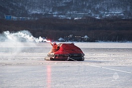 Спуски на лёд: очередную тренировку по беспарашютному десантированию провели спасатели Камчатки